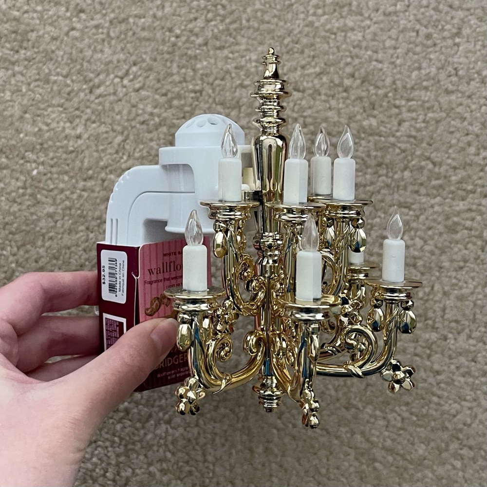 Bath & Body Works Bridgerton Gold Chandelier Nightlight Wallflower Plug - Picture 4 of 16
